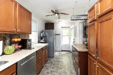 3 Bed, 1.5 Bath For Sale in Winnipeg Image# 2