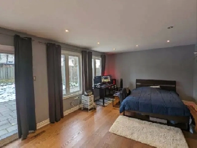 Don Mills & Steels X- large furnished room on the main floor Image# 2