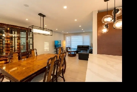 Luxury furnished master bedroom @Bayshore, AC, male only Image# 6