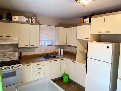 Non smoker  2 room 3-1/2 beside metro angrignon available now Image# 3