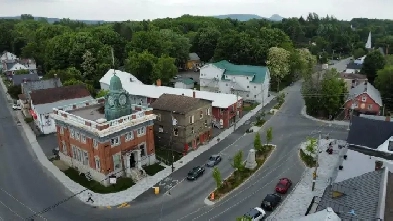 Danville (Estrie) : Immeuble à revenus et un local commercial Image# 1