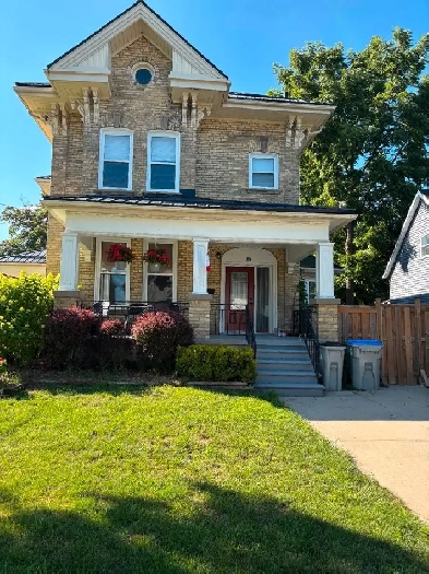 115 Centre ST W, 2 Bedroom, Full Bathroom Upstairs Unit For Rent Image# 1