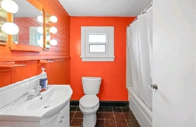 Cute 1 Bedroom   Den Upper Floor Unit in Mature Neighbourhood Image# 1