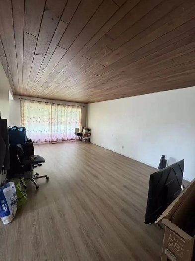 Large 4 Bed Room Duplex Dalhousie Dr. NW for Rent Image# 1