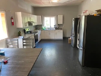 Fully furnished bedroom w pvt bath, 5 mins walk to University Image# 1