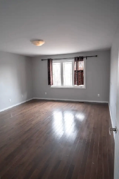 Modern 4 Bed 3.5 Bath Townhouse under 10 mins from UOttawa Image# 10