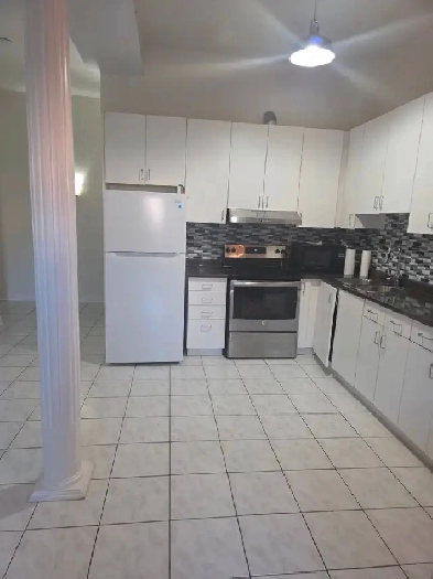 Spacious 2-Bed   2 Parking/AC/Yard/Laundry Incl (Tessler Cres) Image# 2