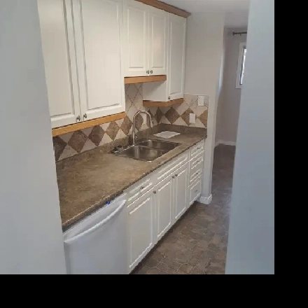Won’t Last! 3 Bedroom Townhouse, 1.5 baths, fenced yard Image# 10