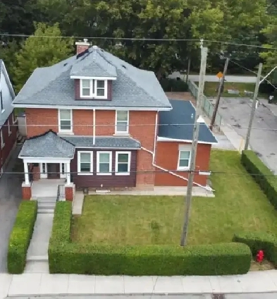 Student Room for Rent Just Steps from McMaster! - $800 Image# 1