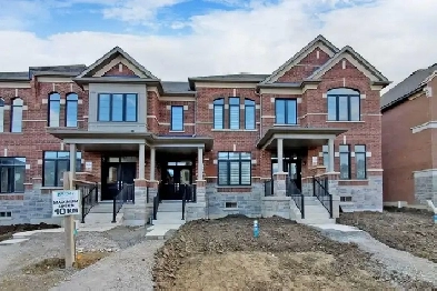 Modern Luxury 3 Bedroom Townhouse in Whitby Image# 1