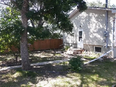 2 bedroom apartment with private yard and laundry Image# 1