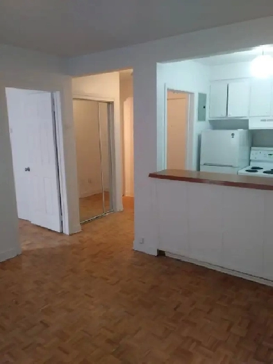 Métro Radisson, 3 1/2 , chauffé incluant poêle et frigidaire Image# 1