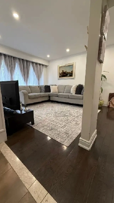 3-Bedroom Bungalow for Rent in Aurora , Yonge & Wellington Image# 11