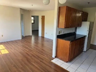 September 1 Large 2 Bedroom Apartment Young Street Heat HW Inc Image# 1