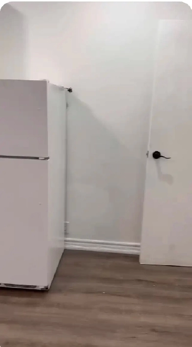 Clean, fresh & bright bachelor - near Bloor/Sherbourne Image# 1