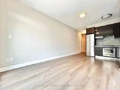 1 Bed Condo Apartment in Markham with Parking & Locker Image# 1