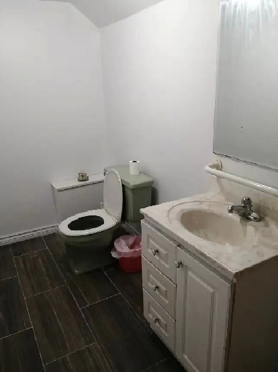 Basement room 5 min to Mc in a licensed house for student rent Image# 1