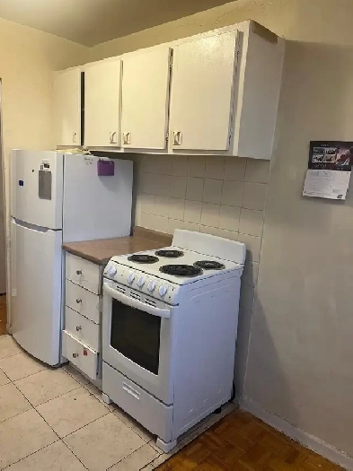 Female sharing apartment available (Midland and Lawrence) Image# 1