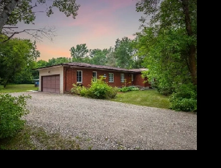 Tastefully Remodelled 3bdrm Bungalow on Private 1.39acre Lot! Image# 2