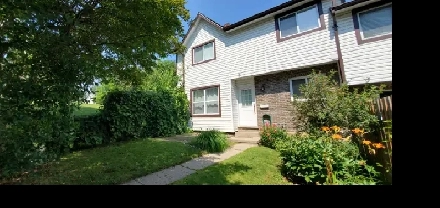 Beautiful 3 Bedroom End-Unit Townhouse in Quiet Neighbourhood! Image# 1