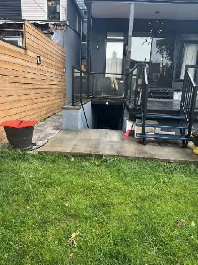 Downtown Toronto Bathurst /College basement big Bachelor 1580/M Image# 1