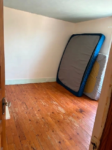 room for rent upstairs for male only for $495 including utility. Image# 1