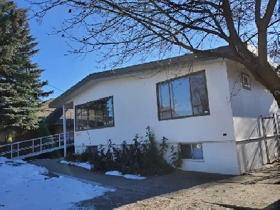 Vernon BC, Downtown 4 Bedroom, 1 Bath Upper Floor of the House Image# 1