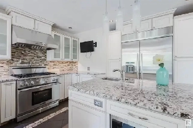 Main Floor 2 Bed / 1 Bath – Steps from U of A & LRT – Pet Friend Image# 1