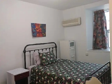 Belle chambre avec bain privé/cozy room private bath/Berri Uqam Image# 1