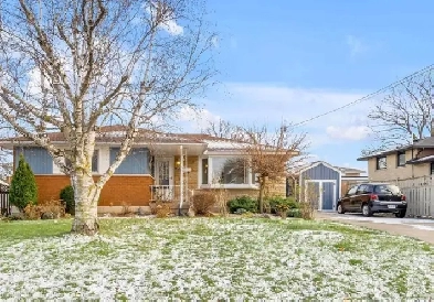 3 Bedroom Main Floor Lease with Pool in Grimsby Image# 1