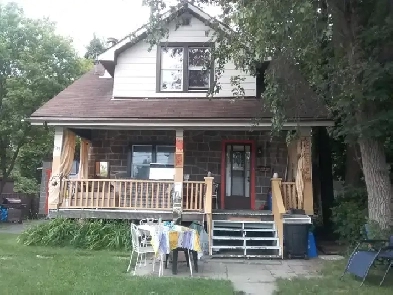Centrally located Charming Home with a Room for Rent Image# 4