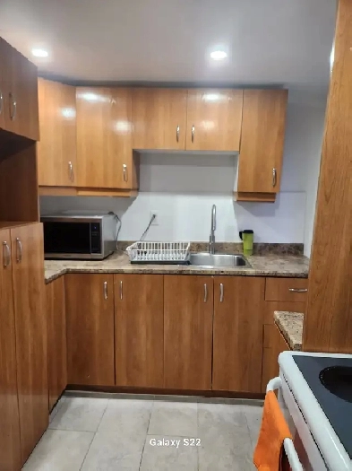 Grande chambre a loué pour le mois Septembre tout inclu. Image# 1