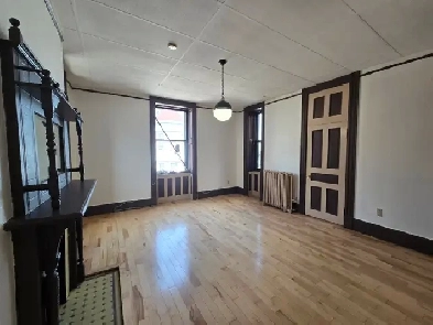 Beautiful Large one bedroom located Uptown Image# 1