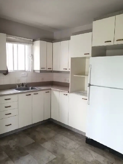 Non smoker Two room 3-1/2 beside metro angrignon available now Image# 1