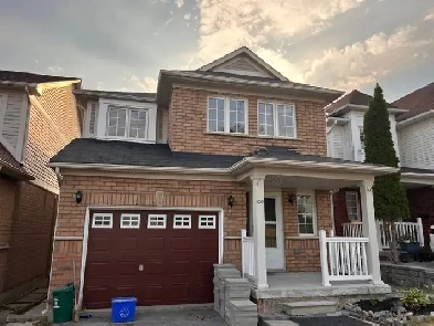 Stunning 4 Bedroom Family Home with breathtaking Lake view Image# 9