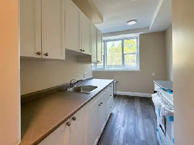 2 Bedroom Apartment by the Lake for Lease! Image# 1