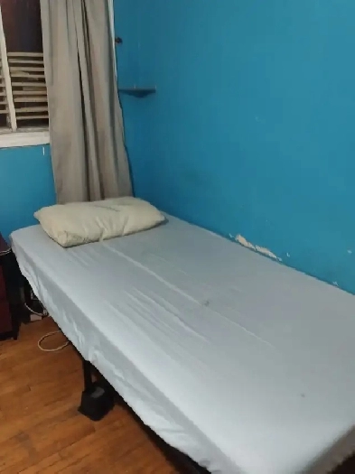 Rooms for rent at St Clair and Keele for male professionals