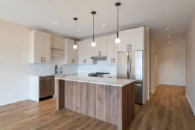 Beautiful 1360sqft Bungalow w/ full bsmt & dbl-attached garage! Image# 1