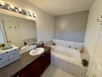 Beautiful 3 Bed 2.5 Bath Townhouse in Orleans for Rent! Image# 6
