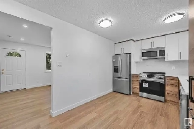 FULLY RENOVATED TOWNHOUSE - 416 HERMITAGE RD NW Image# 1