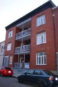 Superbe grand 4 1/2, 3e étage St-Sauveur Meublé Image# 8