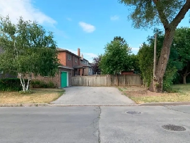 Convenient & Safe Parking at GLEN PARK / GLENCAIRN Subway Image# 1