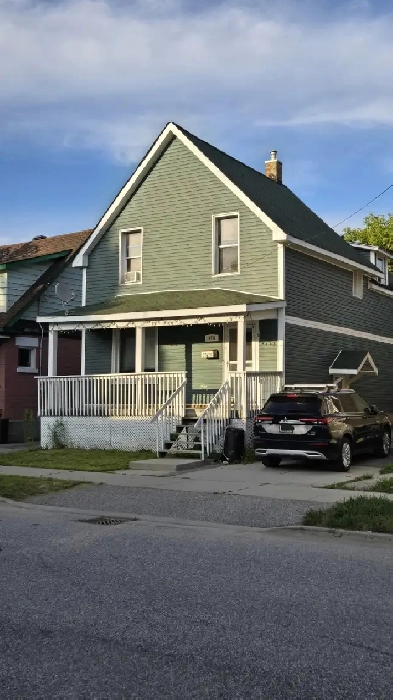 House in North Bay, 6 Rooms 4 BedR 2.5 BathR Central location. Image# 1
