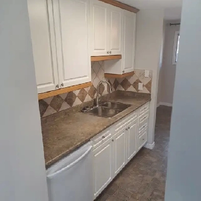 Won’t Last! 3 Bedroom Townhouse, 1.5 baths, fenced yard Image# 3
