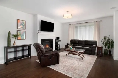 NO REAR NEIGHBOURS - Upgraded 4 1 bedroom home Image# 4