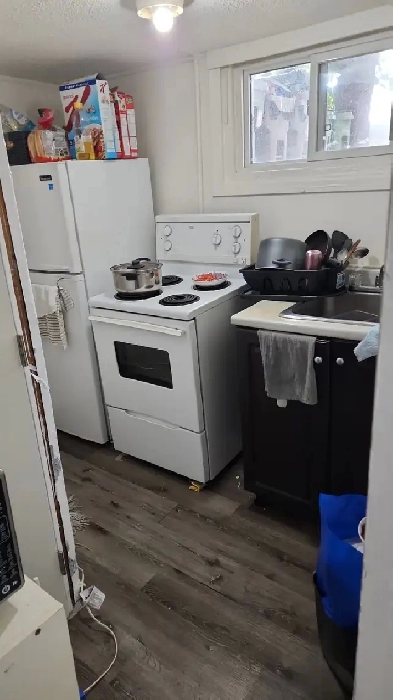 Furnished room in 3 bdrm apt, utilities incl, Christie-St. Clair Image# 6