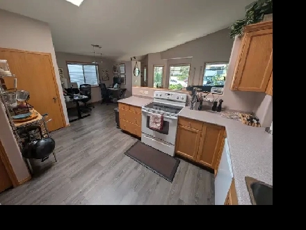 Bright, clean and centrally located Image# 1