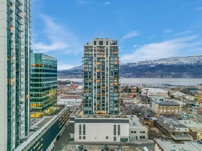 Downtown Sub-Penthouse 2B2B Den Image# 1