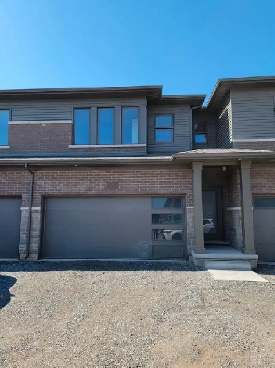 4 Bedroom 3 Bath Townhome for Rent - Niagara Falls Image# 1