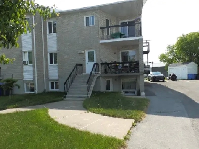 Logement 4 1/2 demi sous sol triplex Image# 7